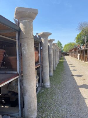 Coppia di Colonne in Pietra Serena di Recupero con Capitello