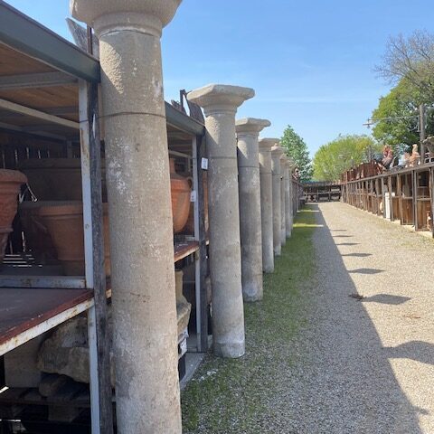 Coppia di Colonne in Pietra Serena di Recupero con Capitello