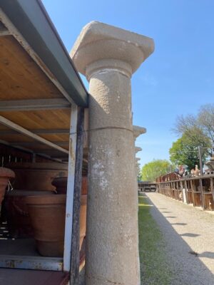 Coppia di Colonne in Pietra Serena di Recupero con Capitello