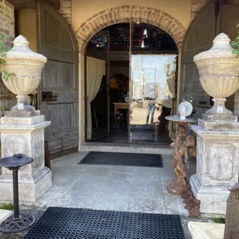 Coppia di Urne con Base