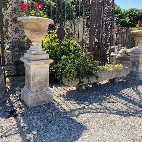 Coppia di Vasi con Base