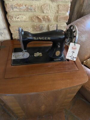 Mobiletto con Macchina da Cucire Singer