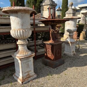 Coppia di Vasi in Ghisa con Base