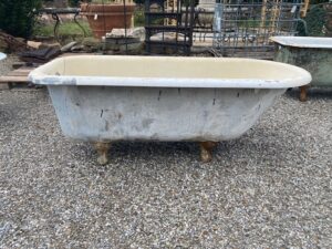 Vasca da bagno in ghisa con piedini