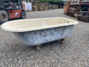 Vasca da bagno in ghisa con piedini