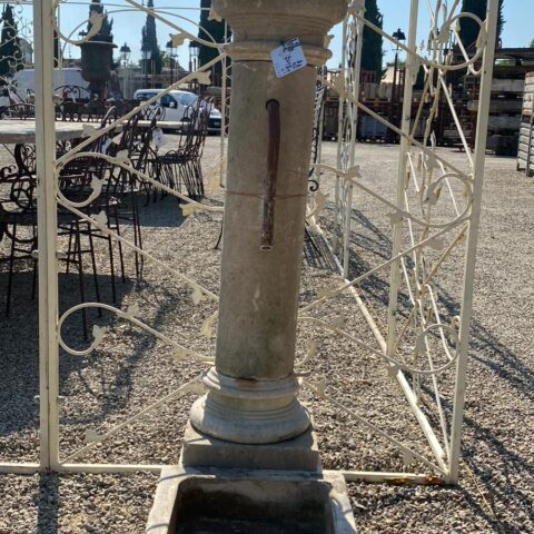 Fontana con Colonnino e Vaschetta in Pietra