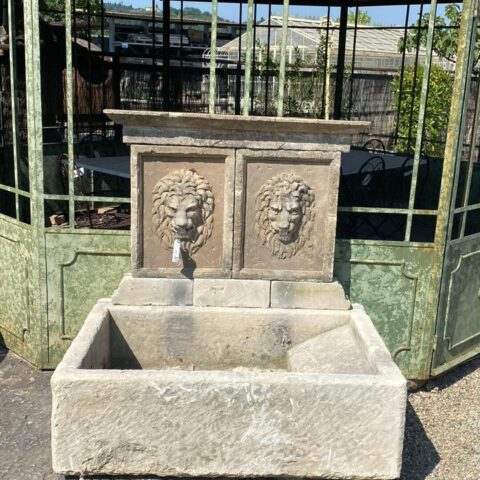 Fontana Lavatoio con due Leoni