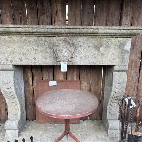 Camino in Peperino con Leone