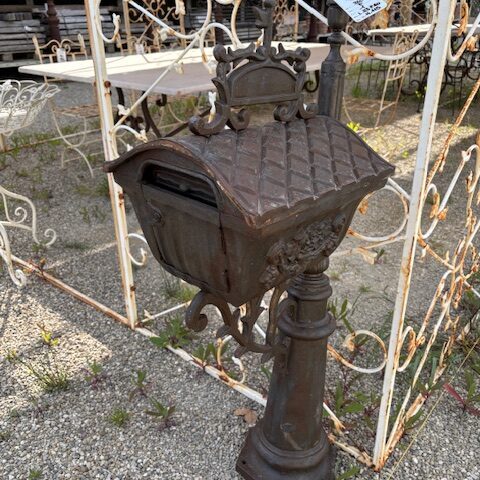 Cassetta della Posta in Ghisa