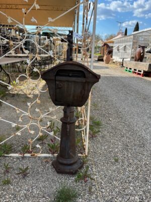 Cassetta della Posta in Ghisa
