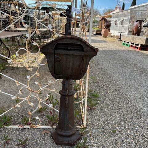 cassetta della posta in ghisa