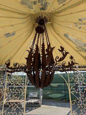 Lampadario in Ferro con Rose