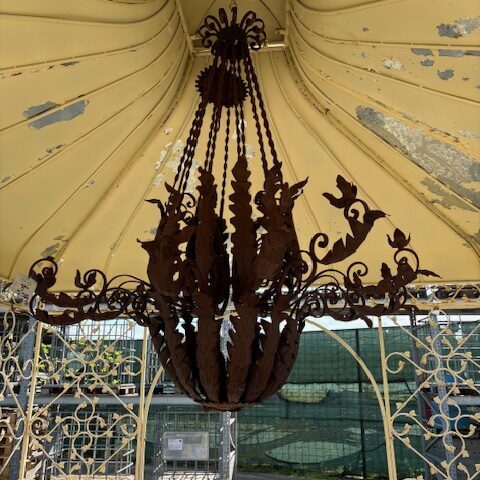 Lampadario in Ferro con Rose