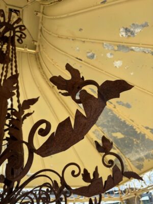 Lampadario in Ferro con Rose