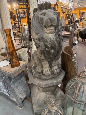 Coppia di Leoni in Pietra su Basamento