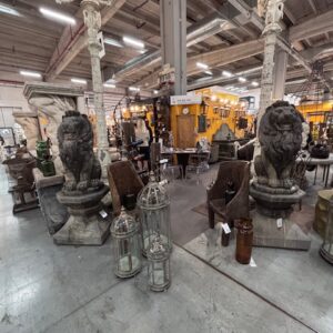 Coppia di Leoni in Pietra su Basamento