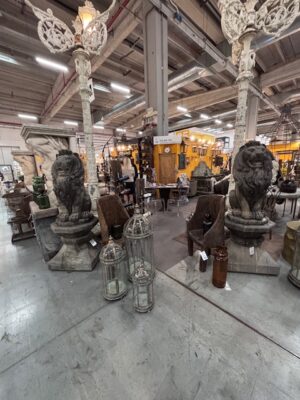 Coppia di Leoni in Pietra su Basamento