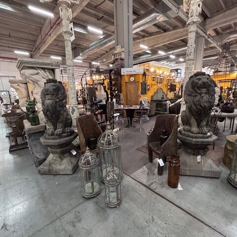 Coppia di Leoni in Pietra su Basamento