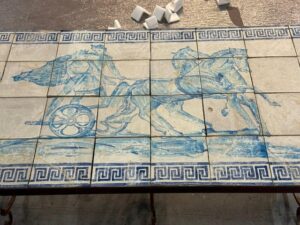 Tavolo in Maiolica con Piede Rientrato e Bordo