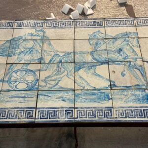 Tavolo in Maiolica con Piede Rientrato e Bordo