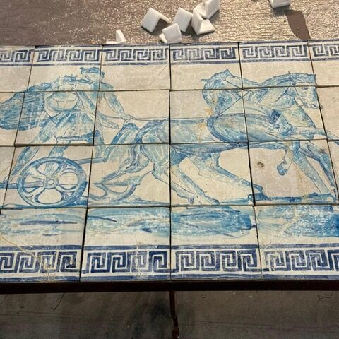 Tavolo in Maiolica con Piede Rientrato e Bordo