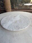 Tavolo Rotondo in Travertino Grande con Piano Girevole completo di Base in Ferro Battuto