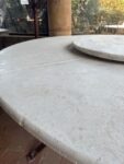 Tavolo Rotondo in Travertino Grande con Piano Girevole completo di Base in Ferro Battuto