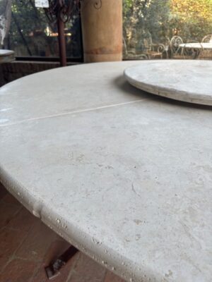 Tavolo Rotondo in Travertino Grande con Piano Girevole completo di Base in Ferro Battuto