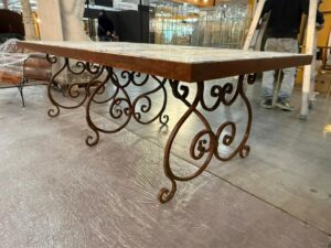 Tavolo in Maiolica con Piede Rientrato e Bordo