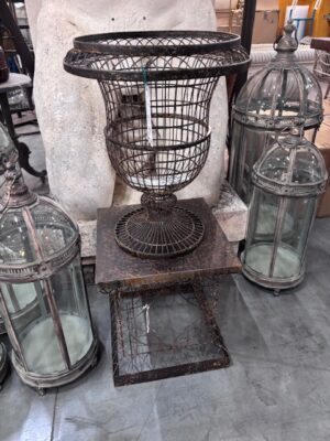 Coppia di Vasi in Ferro con Base