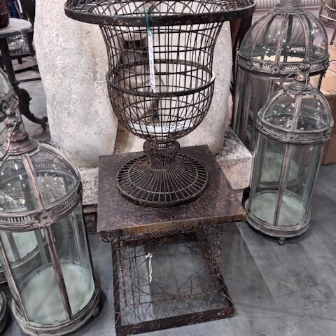 Coppia di Vasi in Ferro con Base