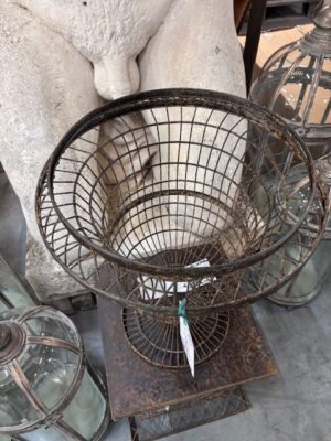 Coppia di Vasi in Ferro con Base