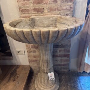Fontana con Colonna in Marmo