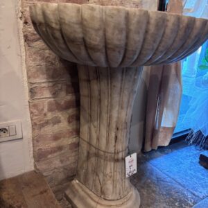Fontana con Colonna in Marmo