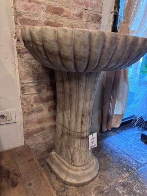 Fontana con Colonna in Marmo