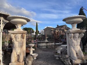 Coppia di Vasi in Ghisa Giganti