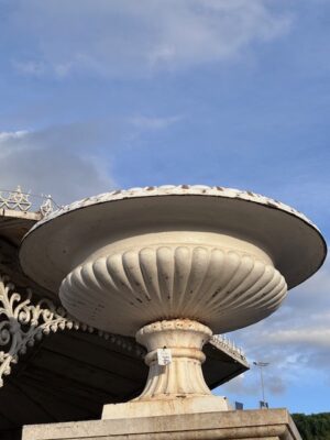 Coppia di Vasi in Ghisa Giganti