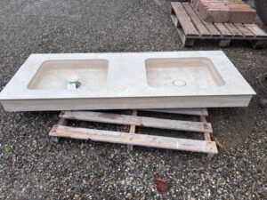 Acquaio a Due Buche in Travertino