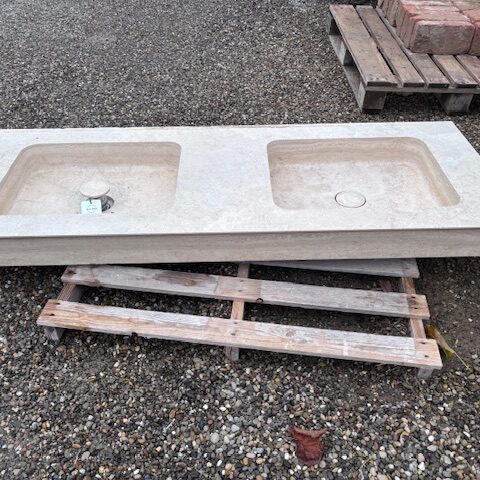 Acquaio a Due Buche in Travertino