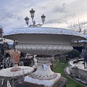 Coppia di Vasi in Ghisa Giganti