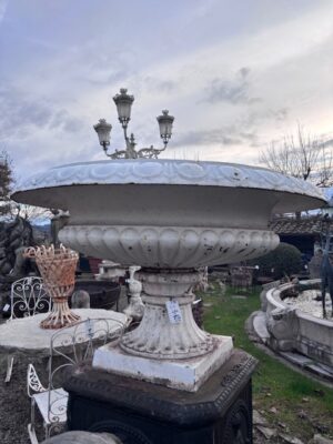 Coppia di Vasi in Ghisa Giganti