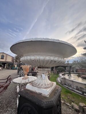 Coppia di Vasi in Ghisa Giganti