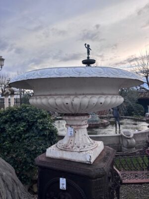 Coppia di Vasi in Ghisa Giganti