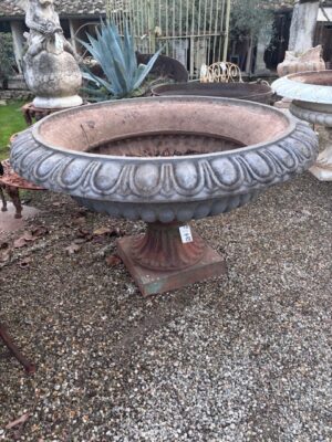 Coppia di Vasi in Ghisa Giganti