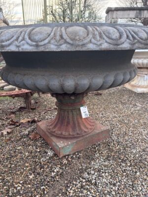 Coppia di Vasi in Ghisa Giganti