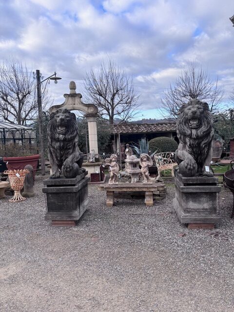 Coppia di Leoni con Base in Pietra