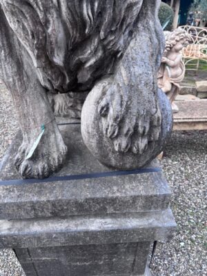 Coppia di Leoni con Base in Pietra