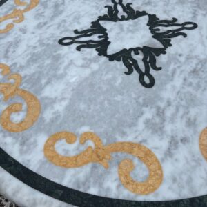 piano in marmo con intarsi