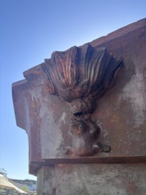La fuente de hierro fundido de las Tres Damas en el centro