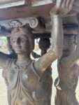 La fuente de hierro fundido de las Tres Damas en el centro